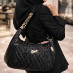 کیف دوشی زنانه مدل هوبو مشکی با بند حروف فلزی (طرح موسکینو)