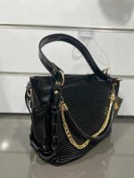کیف زنانه مارک GUESSمدل شل (Shell) براق یراق طلایی همراه با بند زنجیری - Image 2